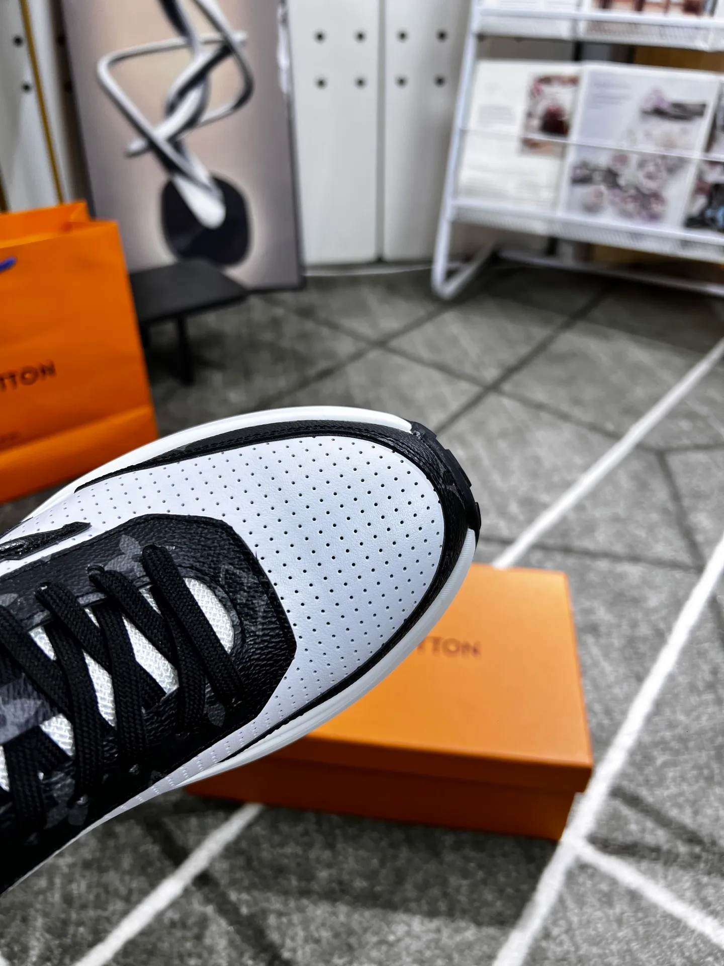 Factory price: 438 💰 LV new casual men's shoes 👉 👉 Fashionable and versatile, 💞 simple and elegant style, 🔊 made of imported cowhide, ☑️ breathable mesh lining, sheepskin feet, original wear-resistant rubber outsole, exclusive new style, actual shot, three colors available, code number: 38-44, (45 can be customized)